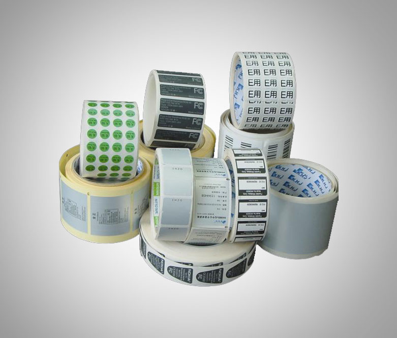 　　隨著市場(chǎng)經(jīng)濟(jì)的飛速發(fā)展，印刷行業(yè)也出現(xiàn)了各種各樣的印刷工藝，不干膠的印刷也越來(lái)越受到人們的重視，不干膠是通過紙張薄膜等作為印刷的基本材料，逐漸在各行各業(yè)中普遍，幾乎都隨處可見，所有的商品標(biāo)簽都是采用這種工藝，但是在印刷的過程中難免會(huì)出現(xiàn)誤差，那么在印刷不干膠的時(shí)候應(yīng)該注意哪些注意事項(xiàng)呢?